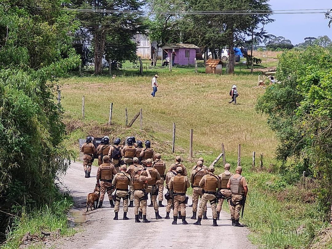 Pol Cia Prende L Der Do Mst Em Invas O De Fazenda Comprerural