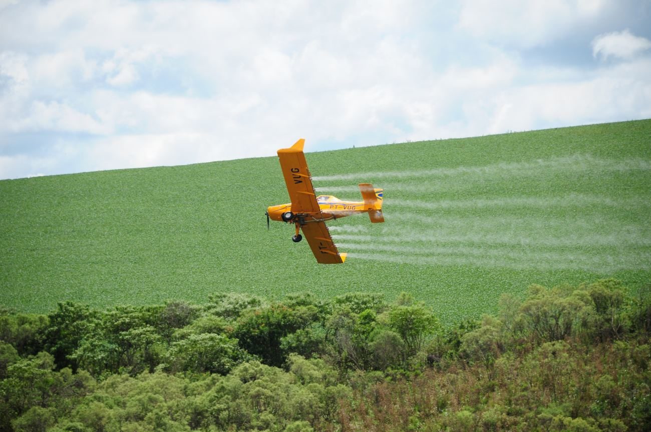 pulverização defensivos agricolas com aviao