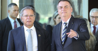 O presidente Jair Bolsonaro fala à imprensa após reunião com o ministro da Economia, Paulo Guedes, no ministério