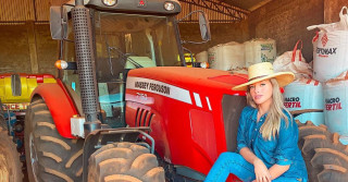 mulheres operando maquinas agricolas