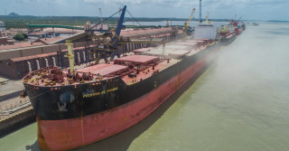 navio carregando graos no porto do itaqui