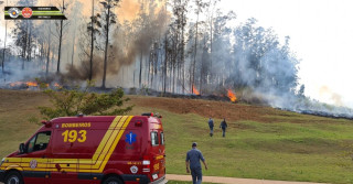 Incêndio em mata de Piracicaba após queda de avião no bairro Santa Rosa — Foto: Corpo de Bombeiros de SP