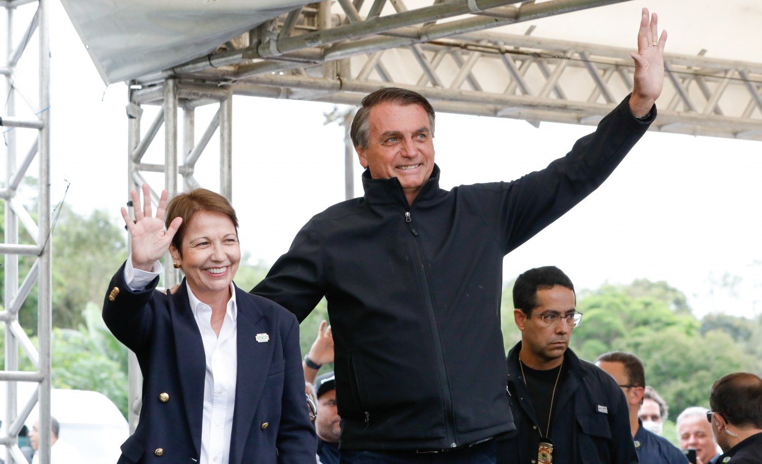 acenando para plateia ministra tereza cristina e jair messias bolsonaro presidente