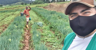 O produtor Gilberto Ferreira e o técnico de campo Anderson Oliveira - fazenda é atendida em Mário Campos