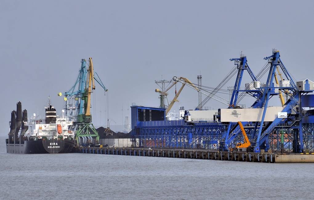 ITAR-TASS: LENINGRAD REGION, RUSSIA. SEPTEMBER 20, 2012. Coal piles and cranes in the Ust-Luga commercial sea port on the Baltic Sea. (Photo ITAR-TASS/ Yelena Palm)

Россия. Ленинградская область. В морском торговом порту Усть-Луга. Фото ИТАР-ТАСС/ Елена Пальм