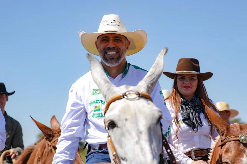 Deputado Amauri Ribeiro - lançamento do Passaporte Equestre, projeto de nossa autoria no maior encontro de muladeiros do Brasil