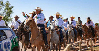 Deputado Amauri Ribeiro - lançamento do Passaporte Equestre, projeto de nossa autoria no maior encontro de muladeiros do Brasil