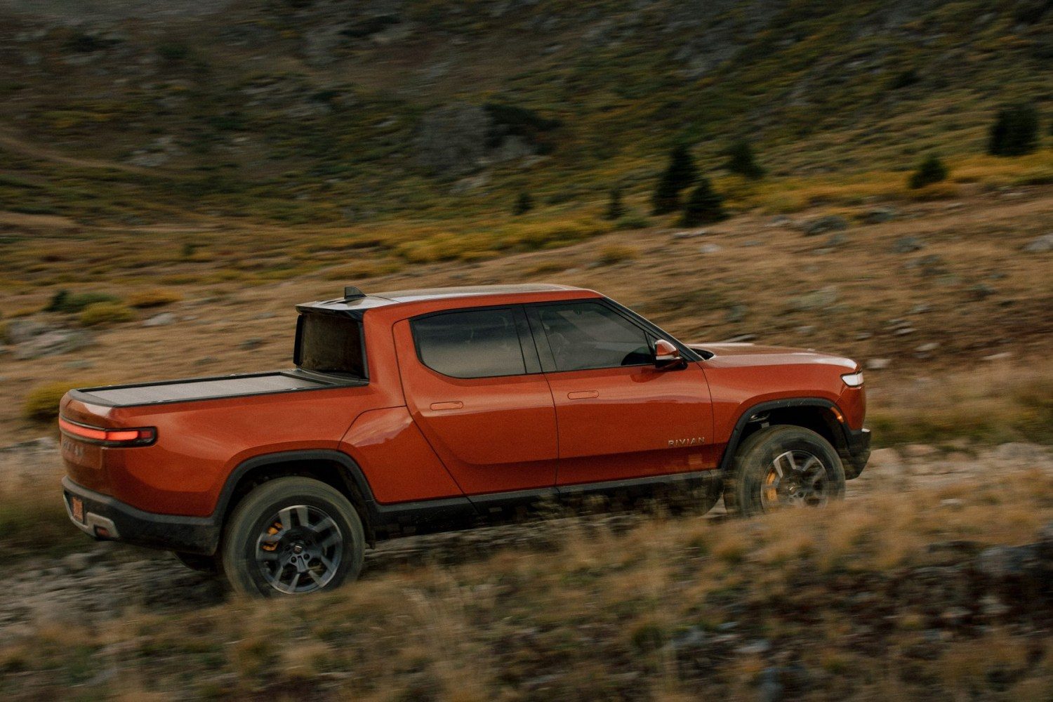 Rivian R1T é uma picape elétrica com quatro motores