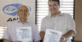 Foto/legenda: Raysildo Lôbo e Fernando Baldi durante lançamento do Sumário de Touros ANCP 2019