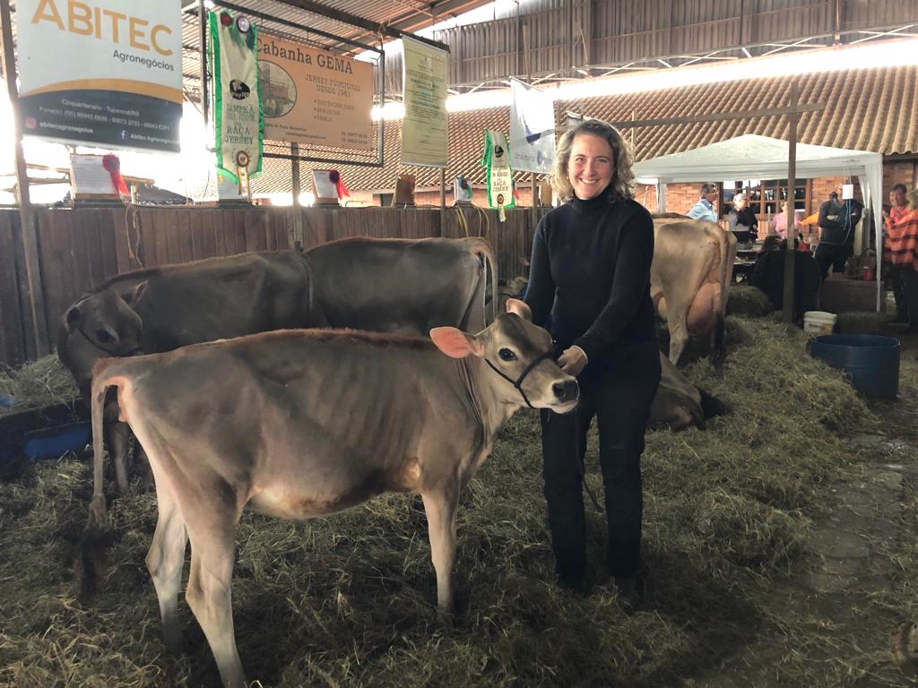 Na Fenasul, a produtora de leite Ângela vendeu terneira Jersey para criador de Praia Grande (SC). Foto Cíntia Marchi