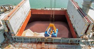 descarregando navio no porto - graos ou fertilizantes