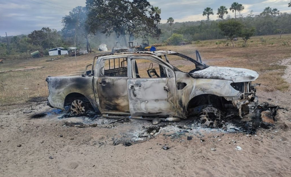 Grupo armado invade fazenda e queima máquinas agrícolas na fronteira -  Interior - Campo Grande News