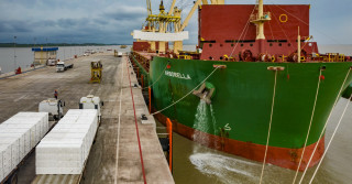 Porto de Itaqui - carregamento de navio cargas