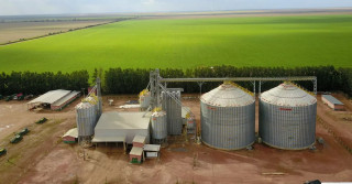 fazenda de agricultura com silos de armazenagem - fotao