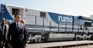 jair bolsonaro e tarcisio de freitas 2 dentro de maquina de modal ferroviario