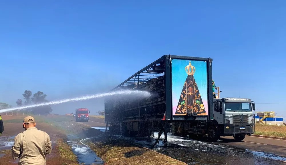 Carreta queima e só sobra painel de Nossa Senhora Aparecida