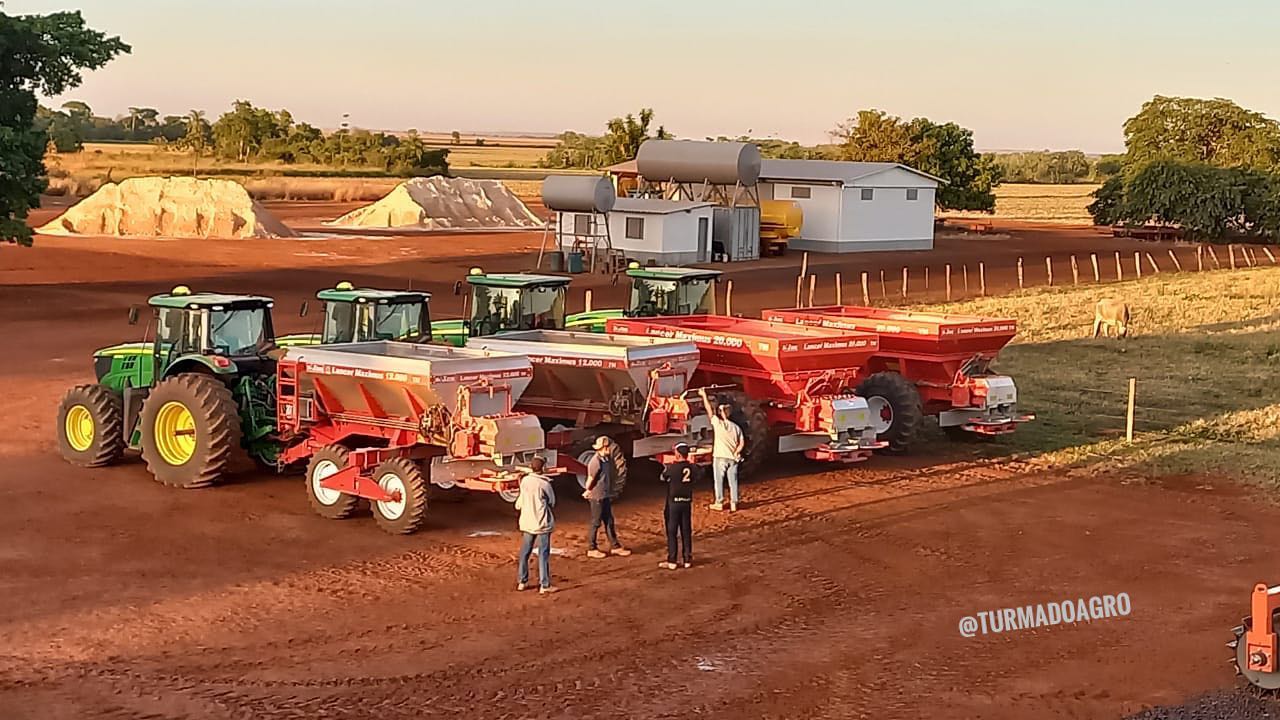 Equipe da calagem - tratores agricultura 1