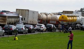 Bancada ruralista pede que caminhoneiros liberem passagem de ambulâncias e cargas vivas
