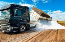 caminhao scania cacambas basculantes descarregando calcario na lavoura