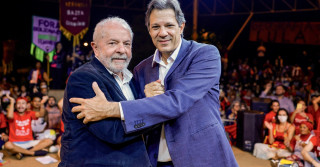 lula e fernando haddad se abrancando e dando as maos