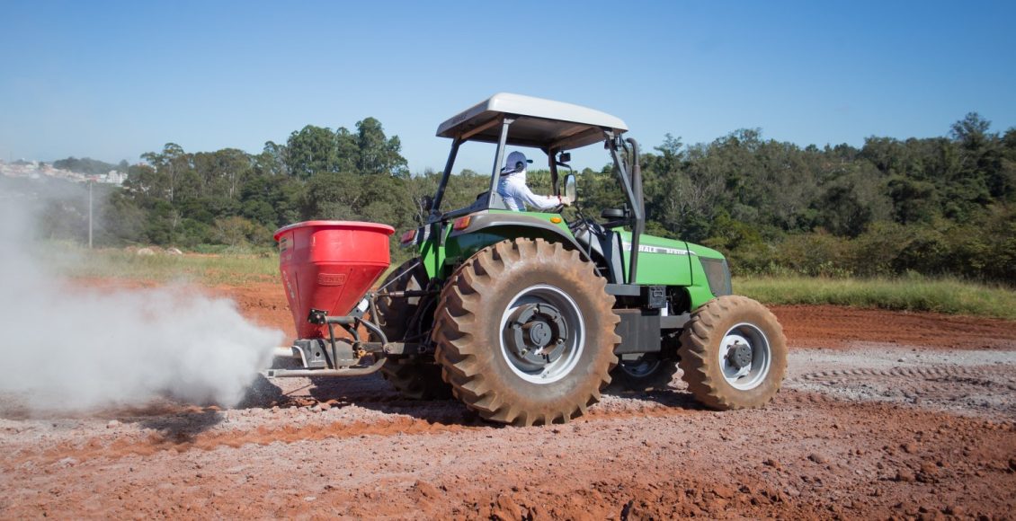Maquinário Agrícola. Pulverizando calcário. Lavras MG