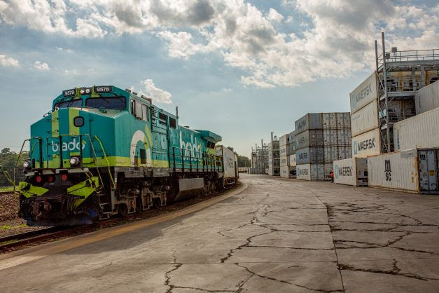 Trem da Brado leva farelo de soja de Rondonópolis para o Porto de Santos