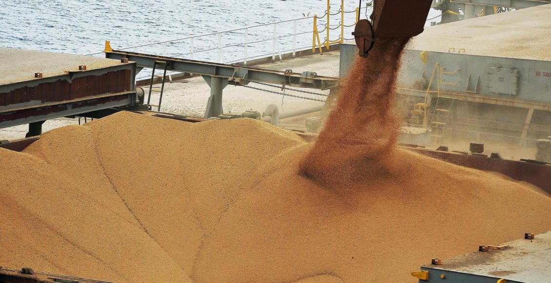 carregamento de milho no porto