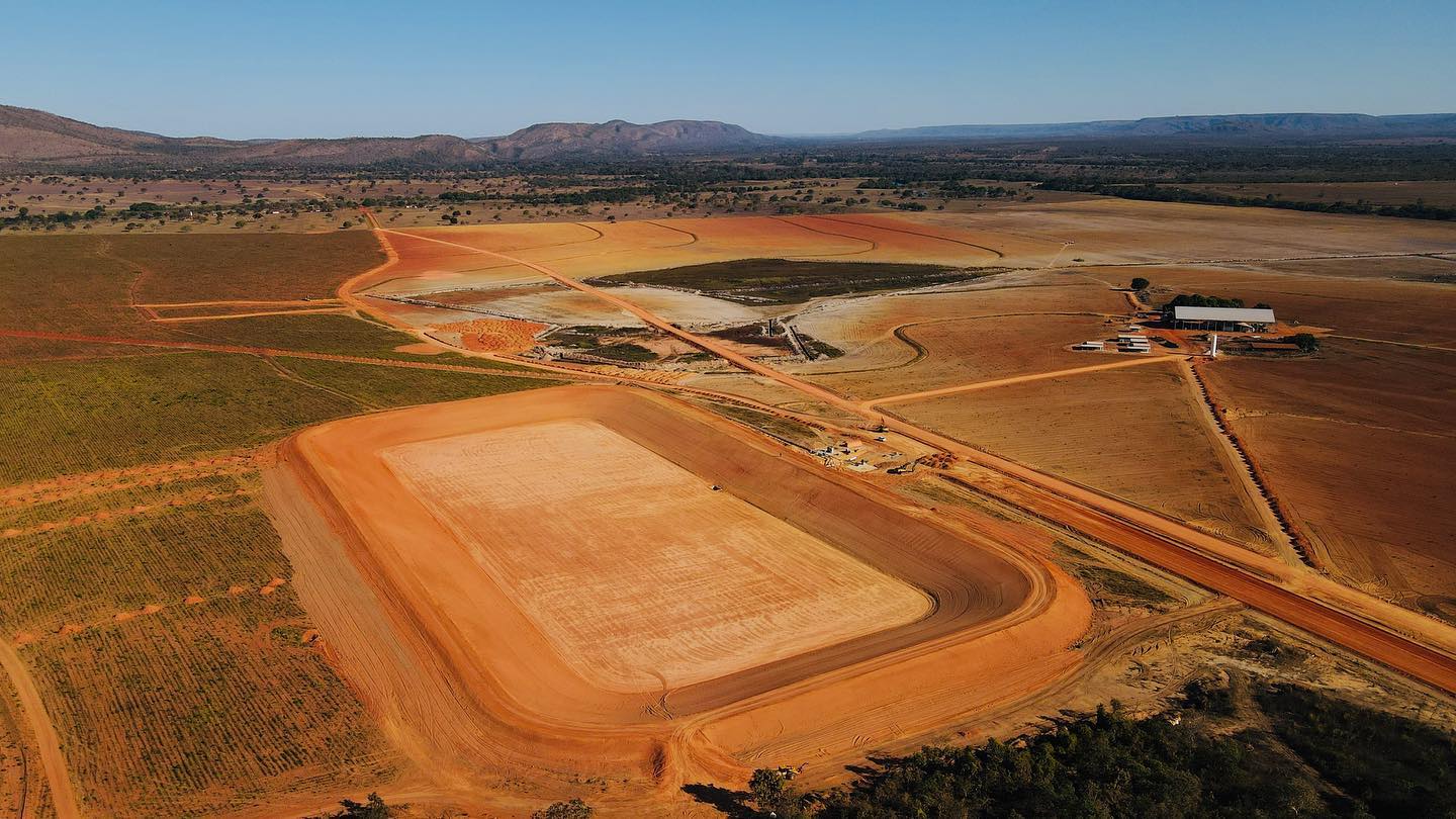 foto drone - agricultura em pivot irrigada - piscinao em retangulo em construcao 2 - fotao Amanda Apolinario Matos
