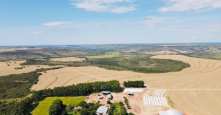 foto drone - agricultura em pivot irrigada - sede da fazenda - fotao Amanda Apolinario Matos