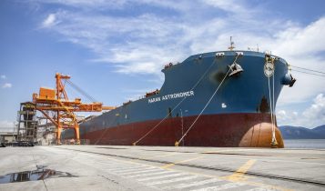 Navio carrega recorde de quase 108 mil t de farelo de soja no porto de Paranaguá