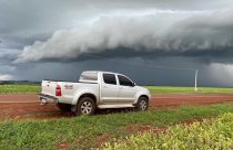 zona rural com agricultura com camionete em primeiro plano - lavouras -Robson Molina