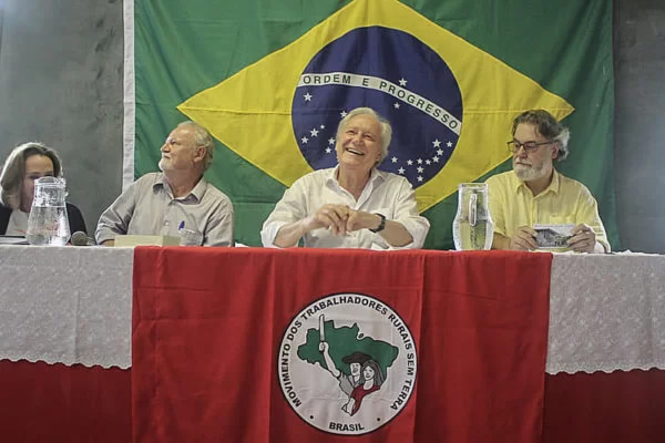 Ao final do encontro com a 'companheirada' do MST, Lewandowski plantou uma muda de árvore | Foto: Divulgação/MST