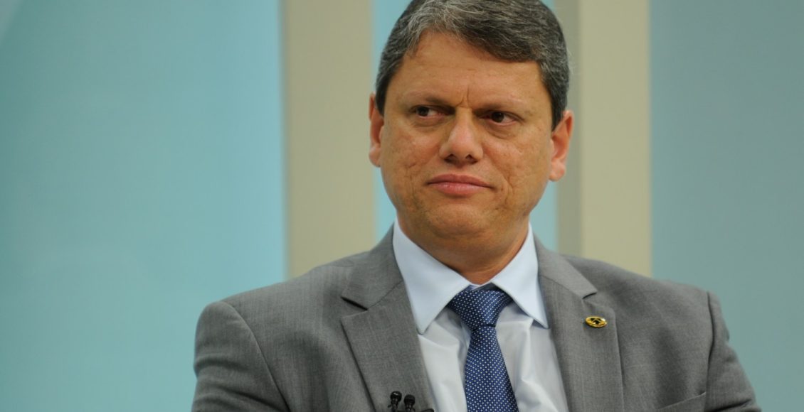 O ministro da Infraestrutura, Tarcísio de Freitas, participa do programa Brasil em Pauta na TV Brasil