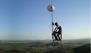 Torre da Internet - instalador - subindo torre 1