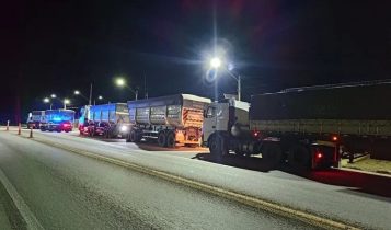 caminhões carregados de milho