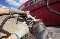 abastecendo trator com diesel