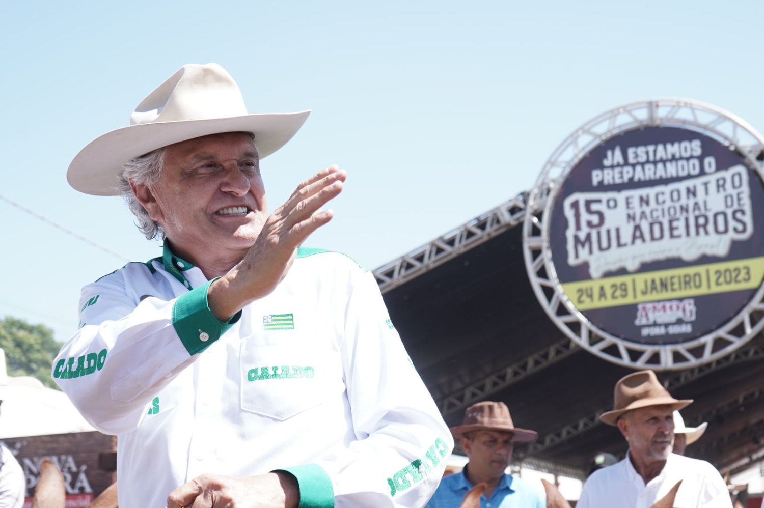 governador ronaldo caiado vai ao stf pela taxa do agro - caiado montado em mula