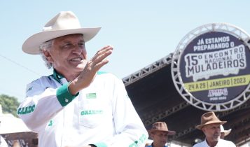 governador ronaldo caiado vai ao stf pela taxa do agro - caiado montado em mula