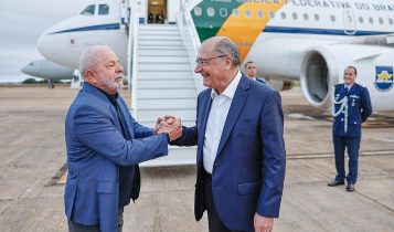 lula comprimenta alckmin - viagem para a china - avisao presidencial