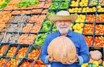 Lula com alimentos produzidos pela agricultura familiar em Pernambuco (Foto: Ricardo Stuckert/PR)