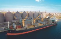 operacao de carregamento de milho em navio