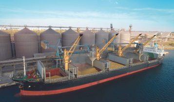 operacao de carregamento de milho em navio