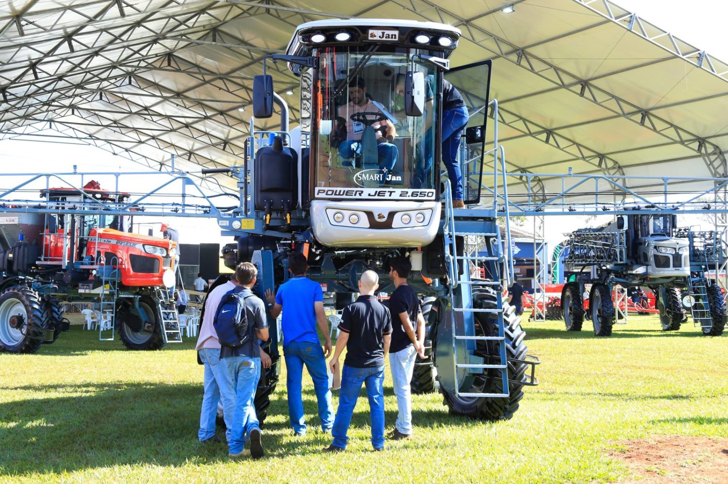 Agrishow 2023 - visitantes olhando maquinas 1