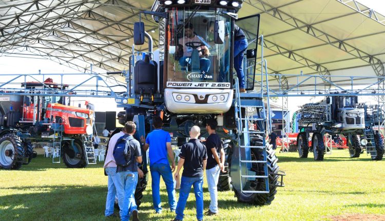 Agrishow 2023 - visitantes olhando maquinas 1