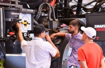 Agrishow 2023 - visitantes olhando maquinas 2