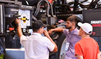 Agrishow 2023 - visitantes olhando maquinas 2