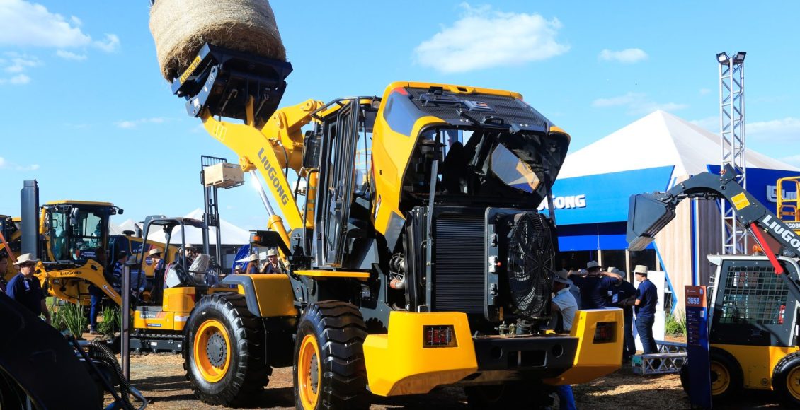 Agrishow 2023 - visitantes olhando maquinas 4 maquina pesada feno