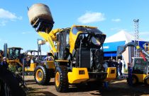 Agrishow 2023 - visitantes olhando maquinas 4 maquina pesada feno