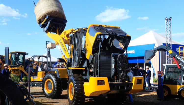 Agrishow 2023 - visitantes olhando maquinas 4 maquina pesada feno