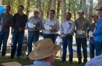 Presidente da ACNT, Alexandre Bispo e técnico de campo da ABCZ, José Ribeiro Neto, entregam certificado a criadores participantes da prova